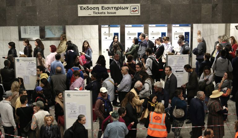 Ηλεκτρονικό εισιτήριο – κάρτα: Επιβάτης δάγκωσε δύο γυναίκες επειδή του πήραν τη σειρά στην ουρά