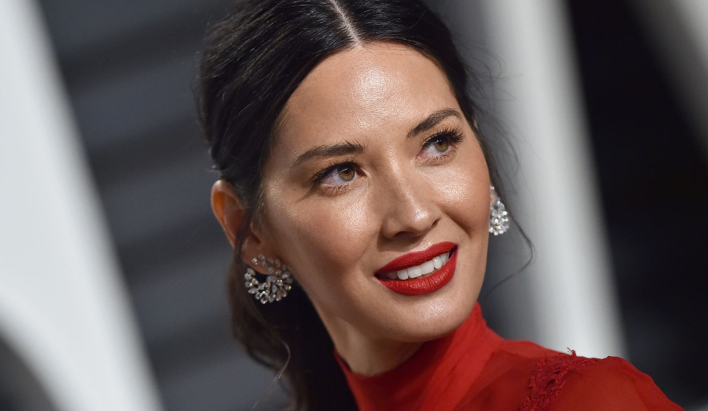 Olivia Munn: Καταγγέλλει τον σκηνοθέτη Μπρετ Ράτνερ για σεξουαλική παρενόχληση (pics)