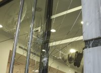Εξάρχεια: “Ντου” αντιεξουσιαστών σε γραφείο συμβολαιογράφου στα Εξάρχεια