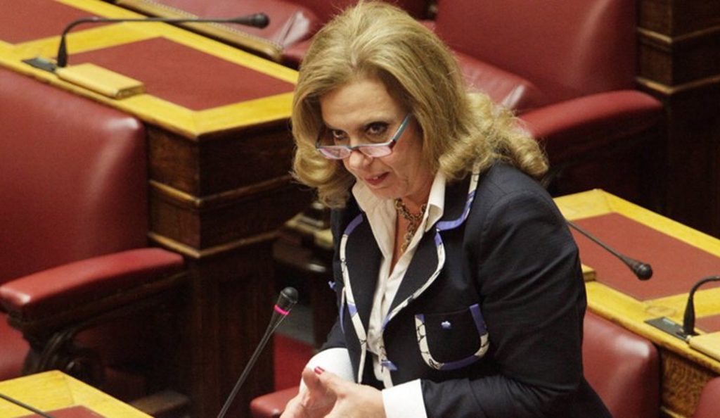 “Σαλούν” η Βουλή – Άγριο επεισόδιο με πρωταγωνίστρια τη Μεγαλοοικονόμου