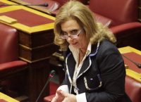 “Σαλούν” η Βουλή – Άγριο επεισόδιο με πρωταγωνίστρια τη Μεγαλοοικονόμου