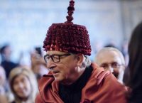 Ζαν – Κλοντ Γιούνκερ: Βραβεύτηκε με… περίεργο καπέλο σε πανεπιστήμιο της Πορτογαλίας (pics & vid)