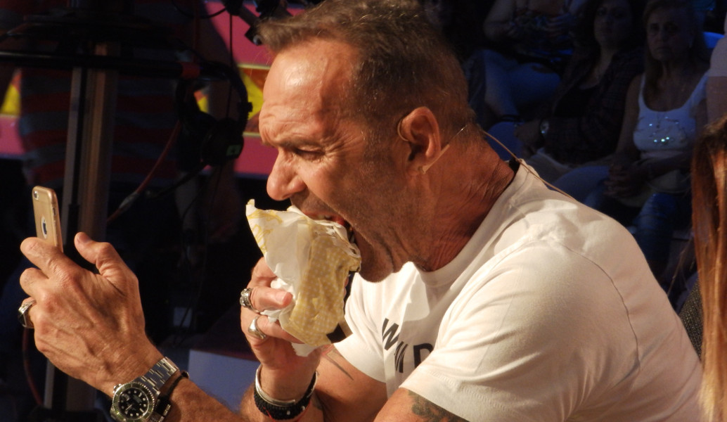 Ο Πέτρος Κωστόπουλος άλλαξε καριέρα (pic)