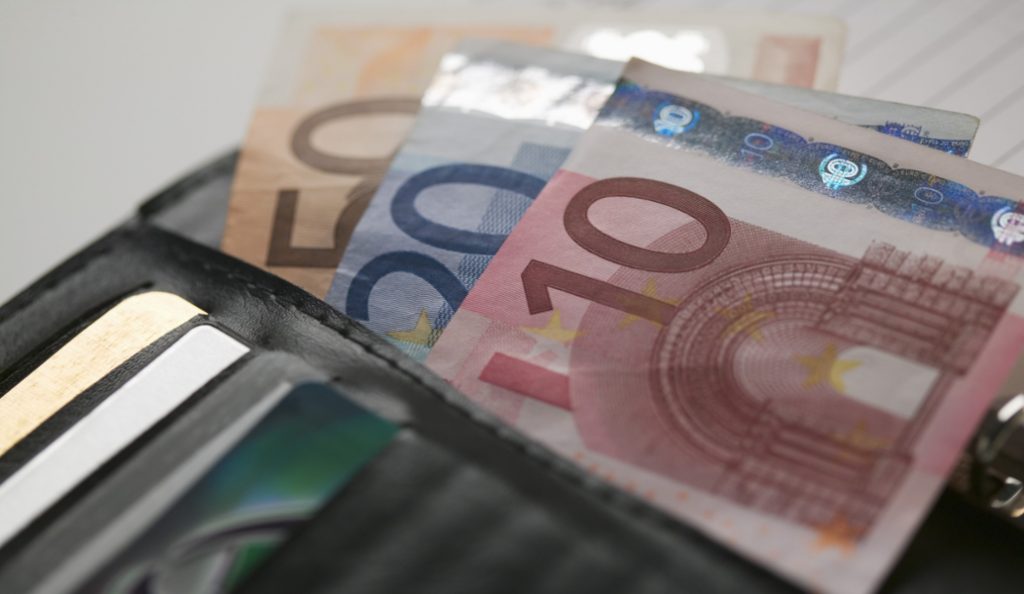 Δραματική μείωση των εισοδημάτων για μισθωτούς, συνταξιούχους, ελεύθερους επαγγελματίες και ιδιοκτήτες ακινήτων