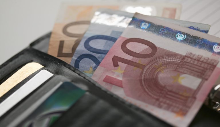 Δραματική μείωση των εισοδημάτων για μισθωτούς, συνταξιούχους, ελεύθερους επαγγελματίες και ιδιοκτήτες ακινήτων