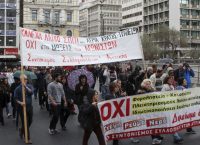 Πορεία διαμαρτυρίας για τους πλειστηριασμούς έξω από τη Βουλή