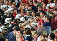 Ένταση στο «Καραϊσκάκη» – πέταξαν ρούβλια στους παίκτες του Πλατανιά (vid)