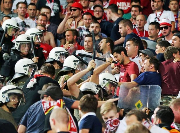 Ένταση στο «Καραϊσκάκη» – πέταξαν ρούβλια στους παίκτες του Πλατανιά (vid)