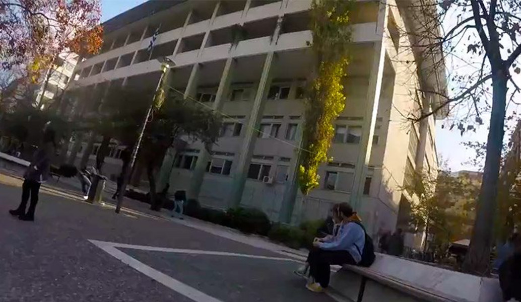 Ρουβίκωνας: Επίθεση στο Δικαστικό Μέγαρο Λάρισας (vid)