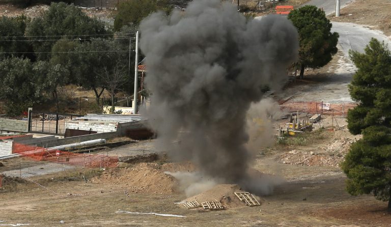 Γλυφάδα: Η στιγμή της ελεγχόμενης έκρηξης του βλήματος (vid)