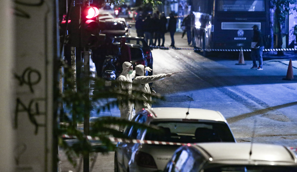 Πυροβολισμοί με καλάσνικοφ έξω από τα γραφεία του ΠΑΣΟΚ στην Χαριλάου Τρικούπη (pics)