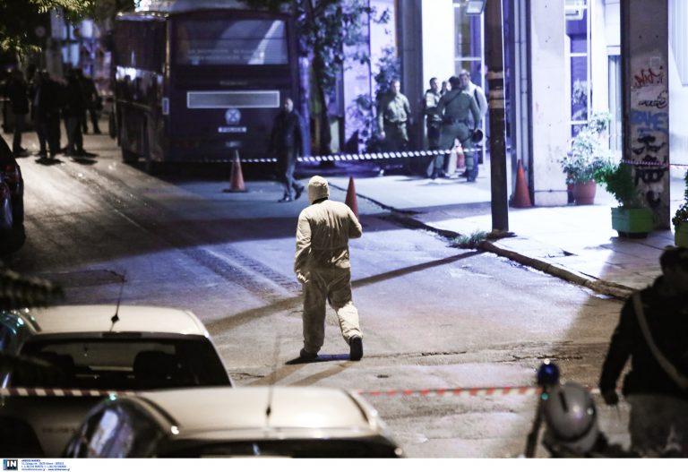 Πυροβολισμοί στα γραφεία του ΠΑΣΟΚ: Την οργάνωση «Επαναστατική Αυτοάμυνα» βλέπει η ΕΛΑΣ πίσω από την επίθεση