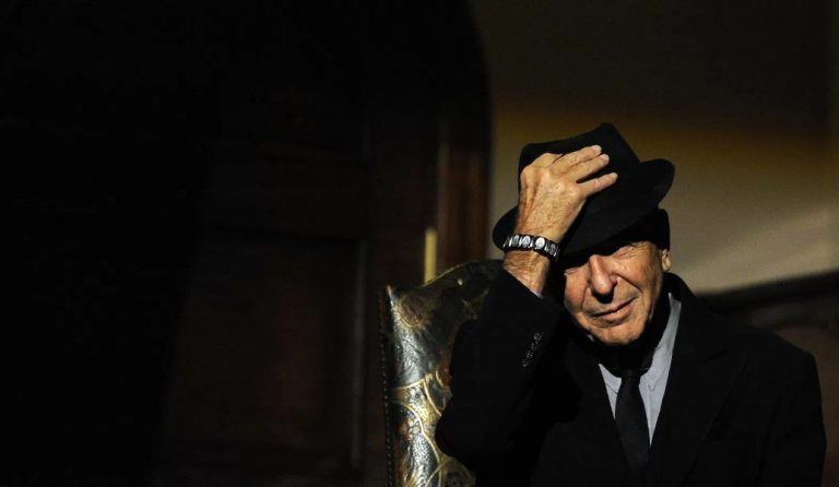 Ένας χρόνος χωρίς τον Leonard Cohen – Σαν σήμερα έφυγε ένας από τους μεγαλύτερους τραγουδοποιούς του 20ού αιώνα (pics & vids)