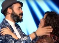Μουζουράκης: Παίκτρια του The Voice κόντεψε να… λιποθυμήσει όταν τη φίλησε (vid)