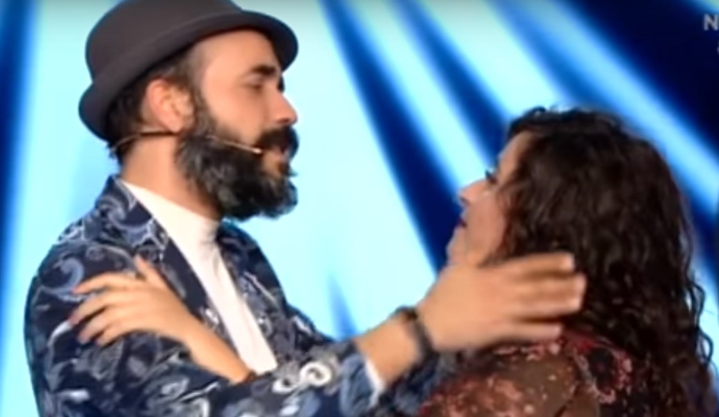 Μουζουράκης: Παίκτρια του The Voice κόντεψε να… λιποθυμήσει όταν τη φίλησε (vid)