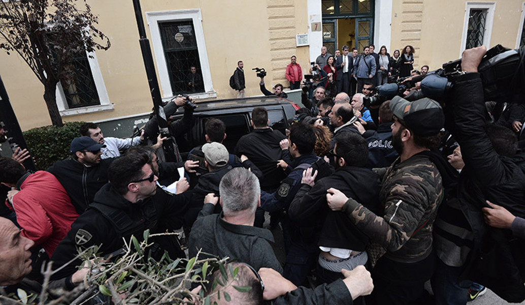 Δώρα Ζέμπερη: Ξυλοκόπησαν τον δολοφόνο της 32χρονης εφοριακού στα δικαστήρια (vid)