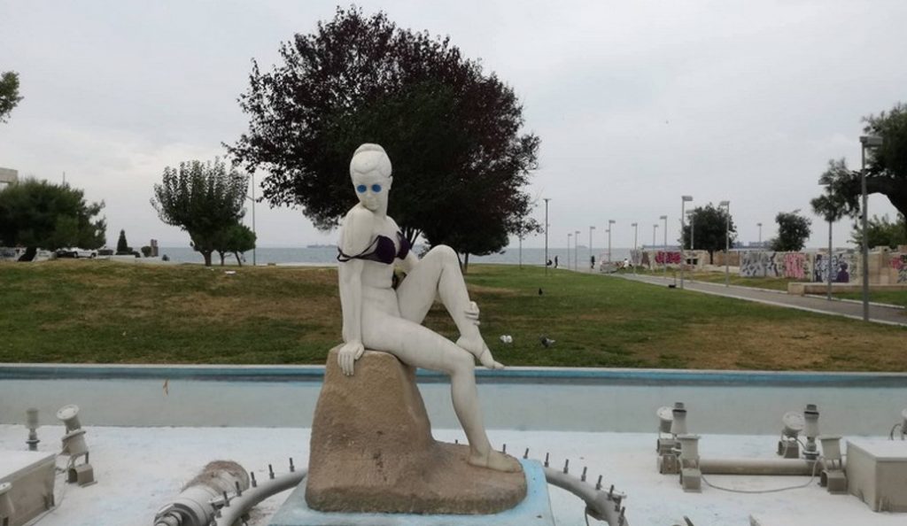 Θεσσαλονίκη: Φόρεσαν…σουτιέν στη γοργόνα έξω από τον Λευκό Πύργο