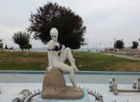 Θεσσαλονίκη: Φόρεσαν…σουτιέν στη γοργόνα έξω από τον Λευκό Πύργο
