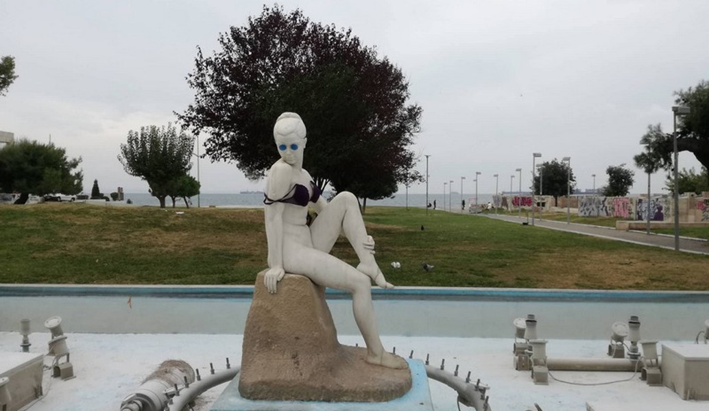 Θεσσαλονίκη: Φόρεσαν…σουτιέν στη γοργόνα έξω από τον Λευκό Πύργο