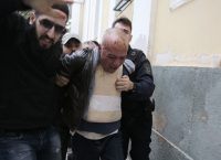 ΜΑΤ στην Ευελπίδων: Συγγενείς της Δώρας Ζέμπερη απειλούν να εισβάλουν και να λιντσάρουν τον δολοφόνο της (pics & vids)