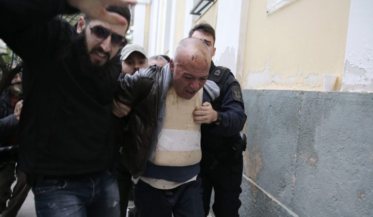 ΜΑΤ στην Ευελπίδων: Συγγενείς της Δώρας Ζέμπερη απειλούν να εισβάλουν και να λιντσάρουν τον δολοφόνο της (pics & vids)