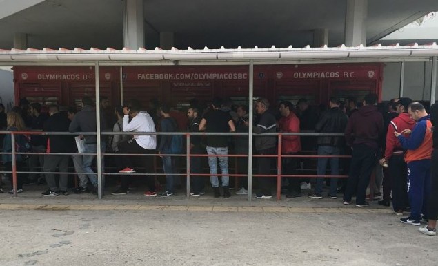 Ουρές στο ΣΕΦ για ένα εισιτήριο (pic)