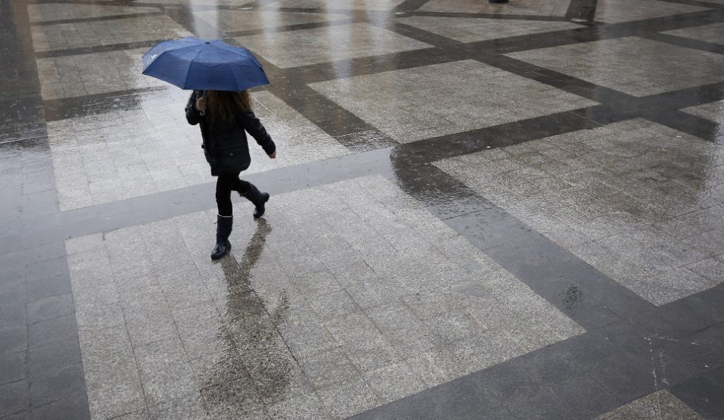 Καιρός: Κακοκαιρία με βροχές και πτώση της θερμοκρασίας