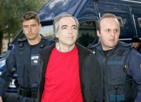 “Γεια σας. Είμαι ο Δημήτρης Κουφοντίνας και θέλω να παραδοθώ”