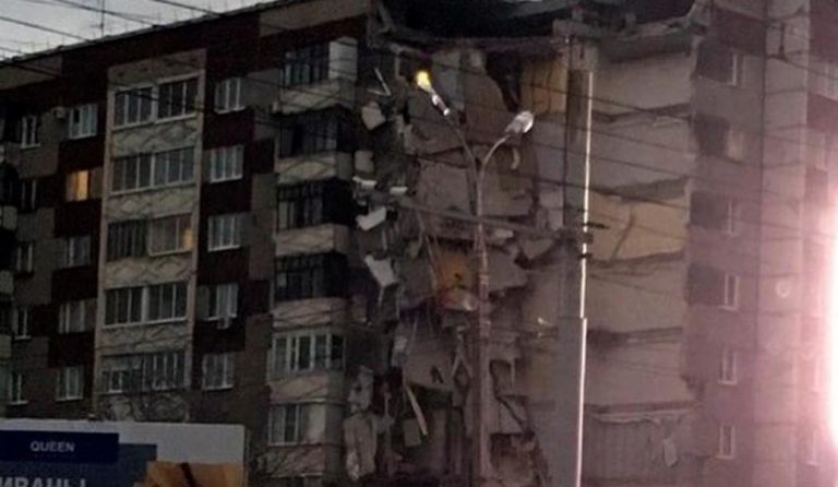 Ρωσία: Κατάρρευση κτιρίου στο Ιζέβσκ – Τουλάχιστον δύο νεκροί (pics & vids)