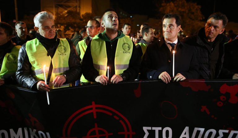 Διαμαρτυρία αστυνομικών για την επίθεση στα γραφεία του ΠΑΣΟΚ – “Παρών” από τον Άδωνι (pics)