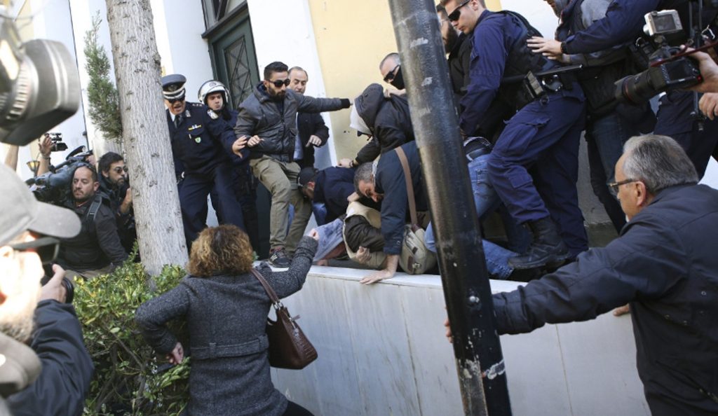 UPD: Δώρα Ζέμπερη: Οργή από τους συγγενείς για τον δολοφόνο της εφοριακού (pics & vids)