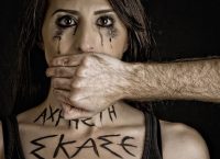 Κακοποίηση γυναικών: Η βία της διπλανής πόρτας  στην οποία τα στόματα μένουν ερμητικά κλειστά