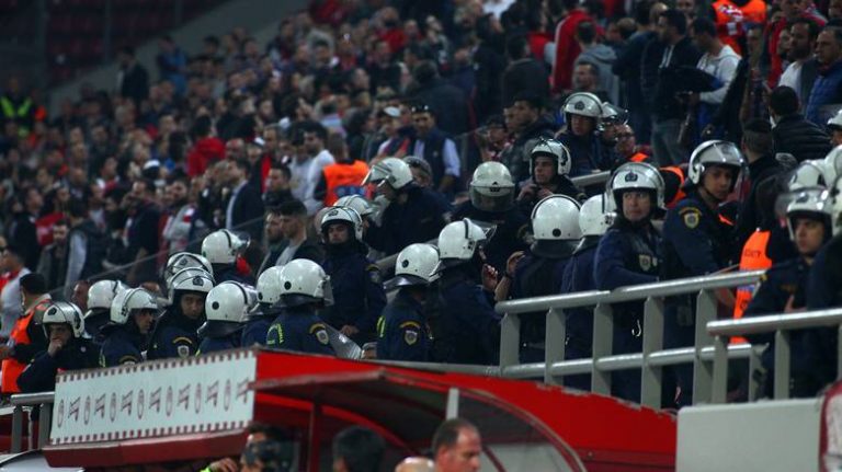 Χαμός στο Καραϊσκάκη: “Πέσιμο” στους παίκτες του Ολυμπιακού