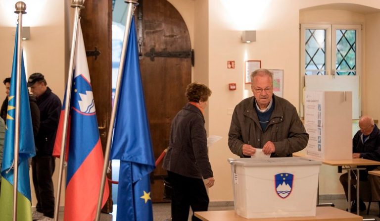 Σλοβενία: Επανεξελέγη στον προεδρικό θώκο ο απερχόμενος πρόεδρος Μπόρουτ Πάχορ