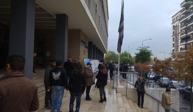 Αρτέμης Σώρρας: Συγκέντρωση οπαδών της “Ελλήνων Συνέλευσις” έξω από το Δικαστικό Μέγαρο Θεσσαλονίκης (pics)