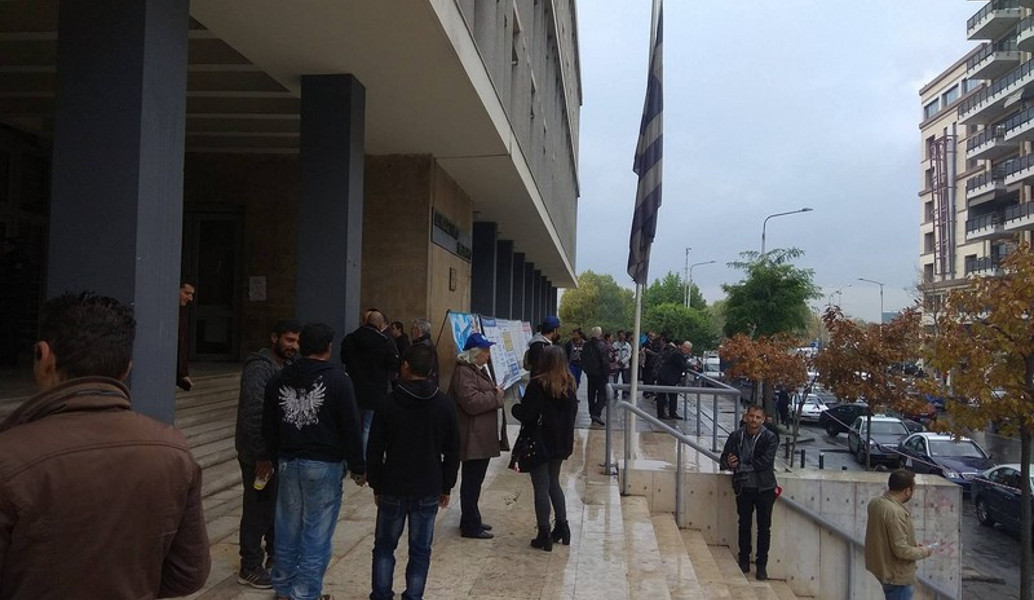 Αρτέμης Σώρρας: Συγκέντρωση οπαδών της “Ελλήνων Συνέλευσις” έξω από το Δικαστικό Μέγαρο Θεσσαλονίκης (pics)