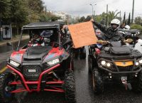 Υπουργείο Μεταφορών: Δεν φεύγουμε αν δεν δοθεί λύση, λένε οι ιδιοκτήτες “γουρούνας” (pics)