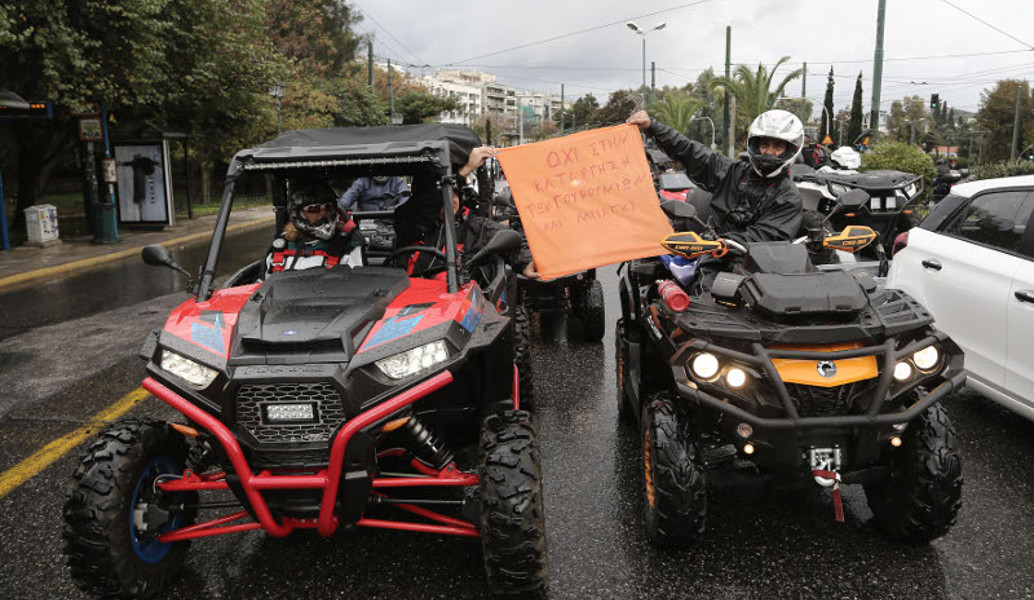 Υπουργείο Μεταφορών: Δεν φεύγουμε αν δεν δοθεί λύση, λένε οι ιδιοκτήτες “γουρούνας” (pics)