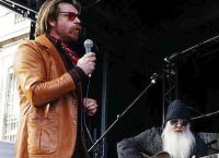 Παρίσι: Συναυλία έκπληξη από μέλη των Eagles of Death Metal στη μνήμη των θυμάτων του Μπατακλάν