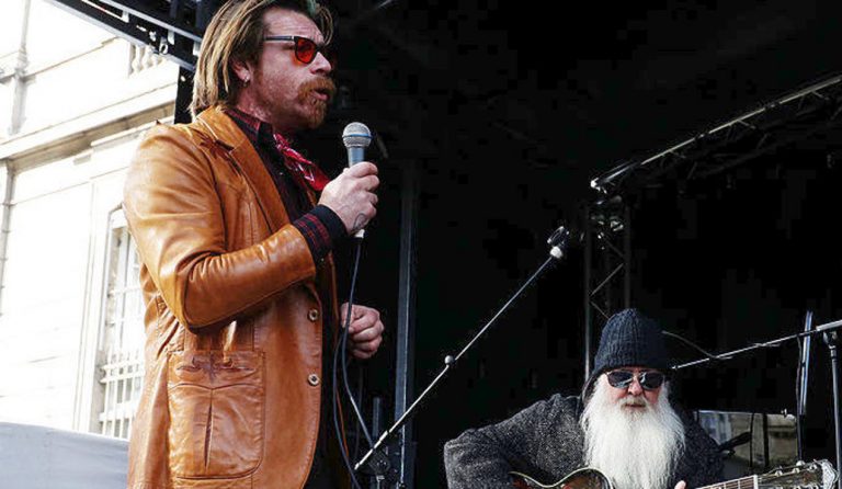 Παρίσι: Συναυλία έκπληξη από μέλη των Eagles of Death Metal στη μνήμη των θυμάτων του Μπατακλάν
