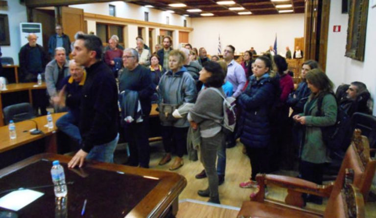 Δήμος Βόλου: Αναβλήθηκε συνεδρίαση λόγω παρουσίας πολιτών κατά της καύσης σκουπιδιών