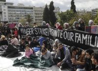 Πρόσφυγες: Έφυγαν από το Σύνταγμα οι απεργοί πείνας (pics)