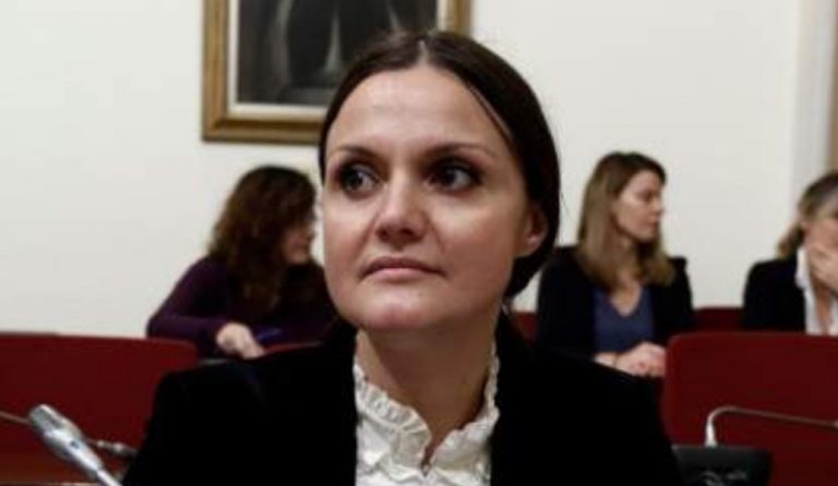Διευθύντρια του ΚΕΕΛΠΝΟ: Σύμβουλος του Πολάκη με πίεζε να καταθέσω ψευδή στοιχεία κατά Αδωνι
