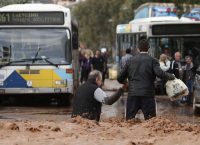 UPD: Φονική κακοκαιρία στην Αττική: 13 νεκροί, 13 τραυματίες και πολλοί αγνοούμενοι (pics & vids)