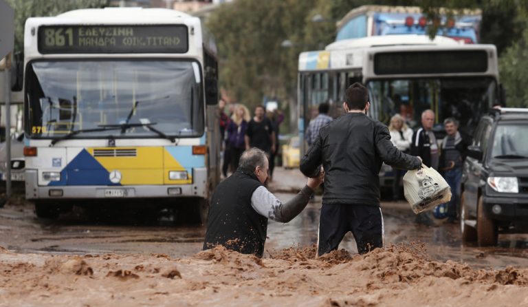 UPD: Φονική κακοκαιρία στην Αττική: 13 νεκροί, 13 τραυματίες και πολλοί αγνοούμενοι (pics & vids)