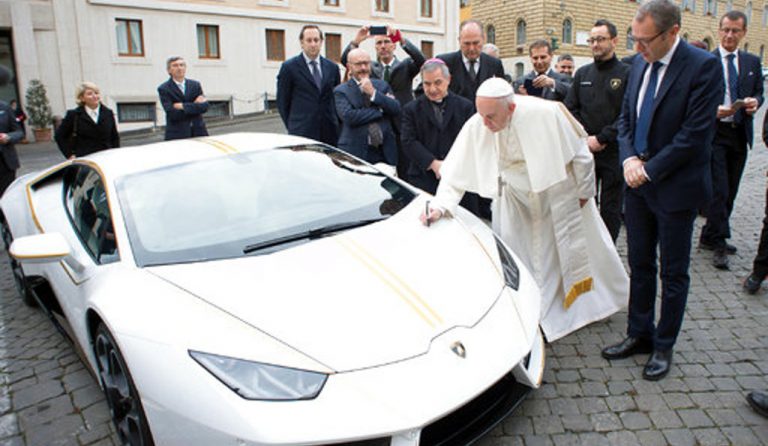 Πάπας: Αρνήθηκε μία Lamborghini, ειδικά φτιαγμένη για αυτόν (pics)