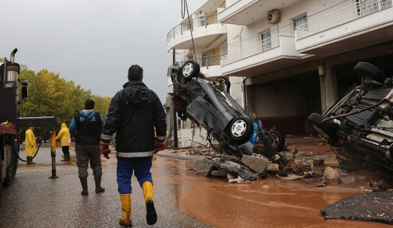 Περιφέρεια Αττικής: Πού πρέπει να απευθύνονται οι πλημμυροπαθείς για σίτιση, στέγαση και καταγραφή ζημιών
