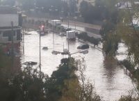 (UPD) Κακοκαιρία: Σφοδρή καταιγίδα στην Αττική – Αυτοκίνητα παρασύρθηκαν στο Κερατσίνι (pics & vids)
