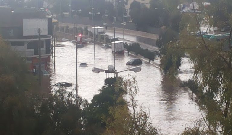 (UPD) Κακοκαιρία: Σφοδρή καταιγίδα στην Αττική – Αυτοκίνητα παρασύρθηκαν στο Κερατσίνι (pics & vids)