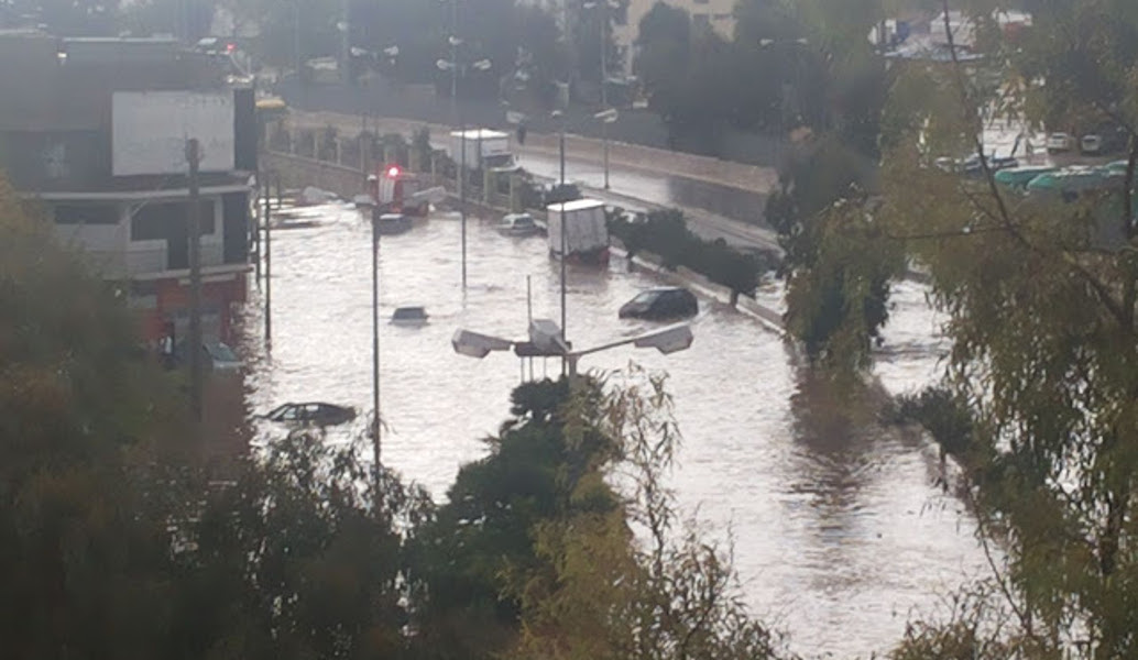 (UPD) Κακοκαιρία: Σφοδρή καταιγίδα στην Αττική – Αυτοκίνητα παρασύρθηκαν στο Κερατσίνι (pics & vids)